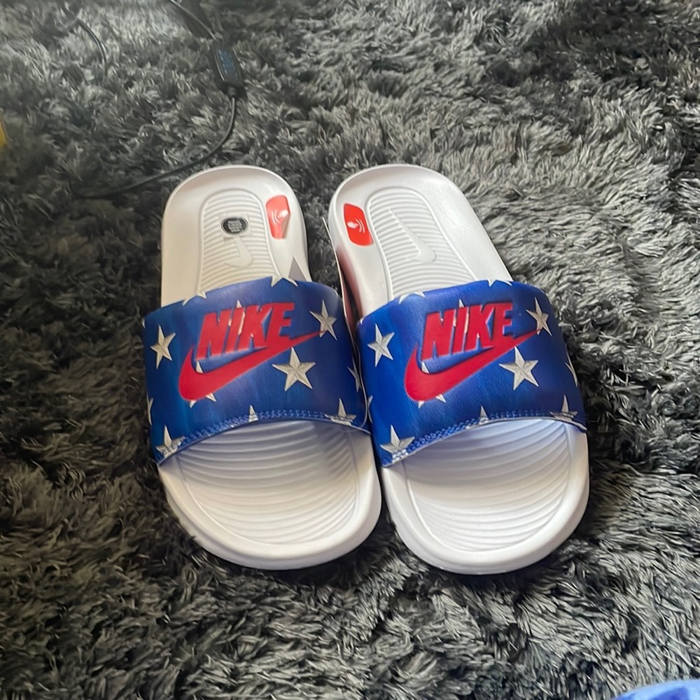 Nike slide - Picture 1 of 6